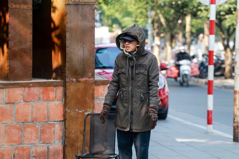 Mù Cang Chải xuất hiện băng giá, người Hà Nội khăn áo kín mít ra đường- Ảnh 8. Một nhân viên bảo vệ co ro trong thời tiết giá rét - Ảnh: C.TUỆ