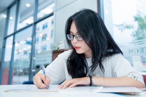 Trường đại học nhận hồ sơ xét tuyển 2024 từ tháng 12-2023- Ảnh 1. Thí sinh nộp hồ sơ xét tuyển vào Trường đại học Công nghệ TP.HCM năm 2023 - Ảnh: X.D.