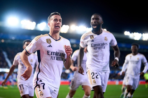 Tin tức thể thao sáng 22-12: Real Madrid lên đầu bảng; Man United phản đối Super League- Ảnh 1. Lucas Vazquez (bìa trái) hóa người hùng đưa Real Madrid lên đầu bảng La Liga - Ảnh: GETTY