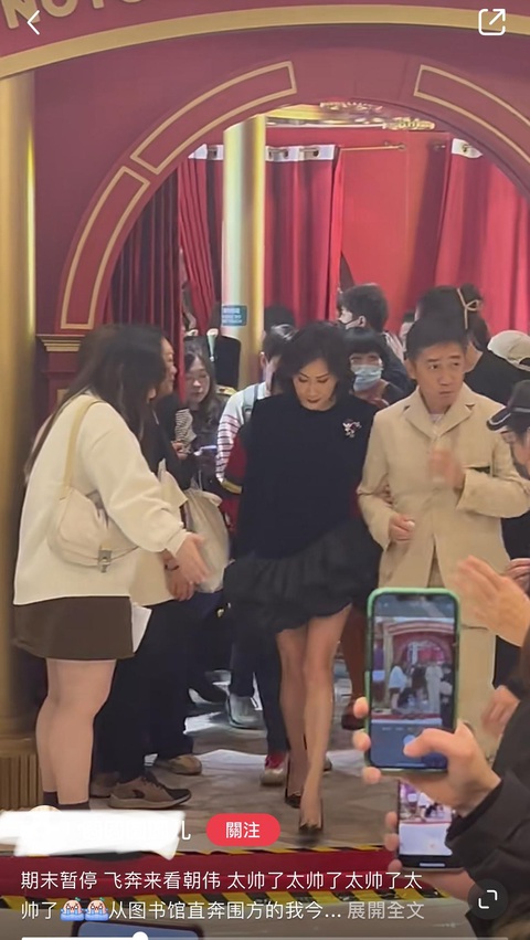 Mặc dù thời tiết ở Tân Giới xuống mức thấp nhất 8 độ, nhưng Lưu Gia Linh vẫn chọn chân váy ngắn cũn khiến nhiều người nể phục Mặc dù thời tiết ở Tân Giới xuống mức thấp nhất 8 độ, nhưng Lưu Gia Linh vẫn chọn chân váy ngắn cũn khiến nhiều người ngưỡng mộ
