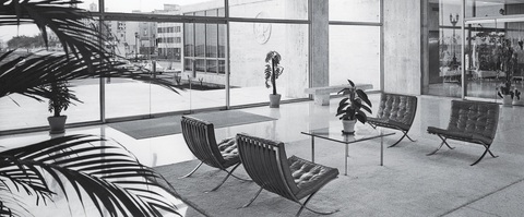 Nội thất của đại sứ quán Mỹ tại Havana, do Florence Knoll thiết kế, thể hiện phong cách giữa thế kỷ, hoàn chỉnh với bộ ghế Barcelona của Mies van der Rohe. - Ảnh: US DEPARTMENT OF STATE Hoàn hảo với bộ ghế Barcelona của Mies van der Rohe, nội thất của Đại sứ quán Mỹ tại Havana, do Florence Knoll thiết kế, thể hiện phong cách kiến trúc giữa thế kỷ 20 - Ảnh: US DEPARTMENT OF STATE