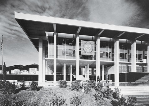 Kiến trúc sư Walter Gropius mượn kiến trúc đền Parthenon của Hy Lạp để xây dựng đại sứ quán Mỹ ở Athens. - Ảnh: HARVARD ART MUSEUMS Kiến trúc sư Walter Gropius mượn kiến trúc đền Parthenon của Hy Lạp để thiết kế Đại sứ quán Mỹ ở Athens - Ảnh: HARVARD ART MUSEUMS