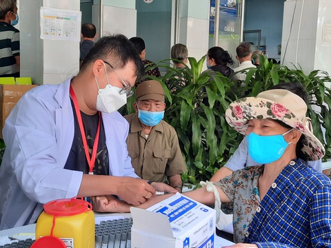 Thời tiết chuyển lạnh đột ngột người cao tuổi dễ mắc bệnh gì?- Ảnh 1. Người cao tuổi tại TP.HCM đến trạm y tế thăm khám sức khỏe miễn phí - Ảnh: THU HIẾN