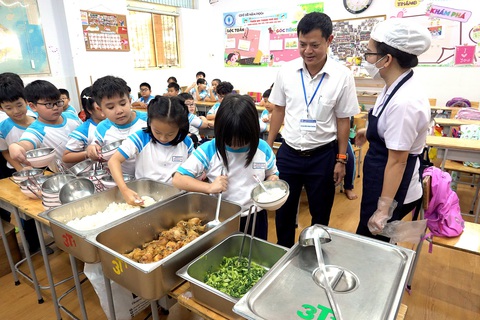 Diễn đàn Phụ huynh tham quan giờ ăn bán trú của học sinh Trường tiểu học Trần Hưng Đạo (Q.1, TP.HCM) sáng 19-12 - Ảnh: NHƯ HÙNG