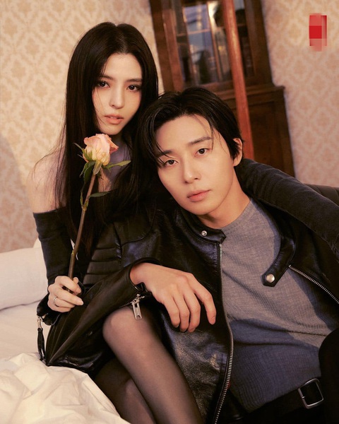 Park Seo Joon và Han So Hee 'cực tình' trong loạt ảnh mới- Ảnh 1. Park Seo Joon và Han So Hee 'cực tình' trong loạt ảnh mới- Ảnh 1.