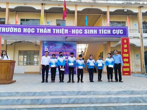 PC Đắk Nông tuyên truyền an toàn, tiết kiệm điện trong trường học- Ảnh 3. Để khích lễ học sinh tiết kiệm, an toàn điện PC Đắk Nông đã trao nhiều phần quà cho các em suất sắc, có hoàn cảnh khó khăn - Ảnh: VIÊN NGUYỄN