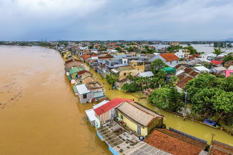 Bàn cách hồi sinh hai phố cổ Bao Vinh và Gia Hội trong lòng di sản Huế- Ảnh 2. Toàn cảnh phố cổ Bao Vinh (TP Huế) mùa lụt nhìn từ trên cao - Ảnh: NGUYỄN T.A PHONG