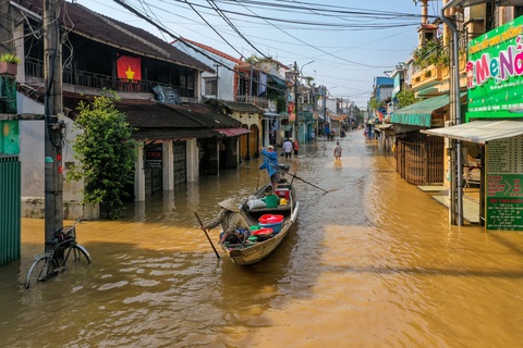 Bàn cách hồi sinh hai phố cổ Bao Vinh và Gia Hội trong lòng di sản Huế- Ảnh 1. Phố cổ Bao Vinh (TP Huế) chìm trong nước lụt sông Hương hồi tháng 11 vừa qua - Ảnh: NGUYỄN T.A PHONG