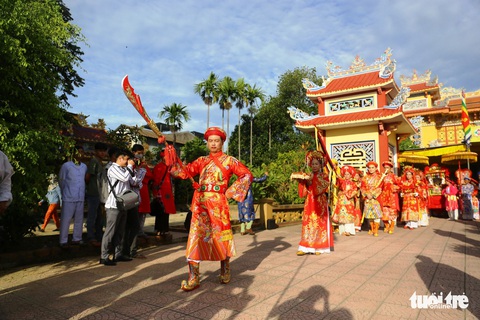 Bàn cách hồi sinh hai phố cổ Bao Vinh và Gia Hội trong lòng di sản Huế- Ảnh 3. Thánh đường Thiên Tiên Thánh giáo (đường Chi Lăng, TP Huế) nằm trong khu phố cổ Gia Hội xưa sát Kinh thành Huế - Ảnh: NHẬT LINH