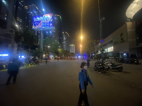Cháy khu vực bếp Lotte Mart ở quận 7, nhiều người tháo chạy- Ảnh 3. Đến hơn 22h, tuyến đường còn phong tỏa - Ảnh: MINH HÒA