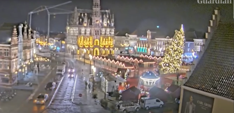 Hình ảnh cho thấy cây thông Noel cao 20m nghiêng sang một bên và sụp đổ ở thị trấn Oudenaarde, Bỉ - Ảnh: GUARDIAN Hình ảnh cho thấy cây thông Noel cao 20m nghiêng sang một bên và sụp đổ ở thị trấn Oudenaarde, Bỉ - Ảnh: GUARDIAN