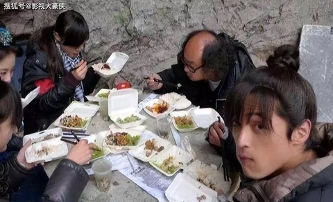 Đối với đoàn làm phim Tiên kiếm kỳ hiệp, có lẽ đoàn phim tận dụng thời gian để ăn uống lấy sức. Chính vì vậy, trên bàn khá nhiều đồ ăn. Với bản tính lí lắc của Hồ Ca, nam diễn viên vừa ăn nhưng không quên nhìn vào máy ảnh. Đây là cảnh hậu trường của đoàn làm phim Tiên kiếm kỳ hiệp. Ăn cơm hộp và chuyện diễn ra hằng ngày ở đoàn phim. Với bản tính lí lắc, Hồ Ca không quên nhìn vào máy ảnh tạo dáng khi ăn.