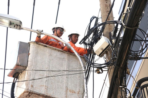 Điện lực TP.HCM thay đổi ngày ghi điện tháng 9- Ảnh 1. Công ty Điện lực Tân Bình thực hiện bảo trì lưới điện hạ thế