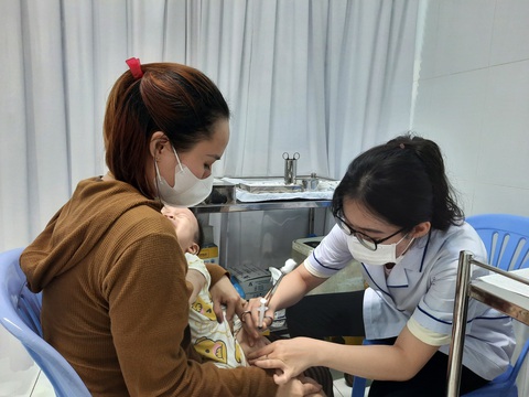 'Sẽ không lặp lại cảnh thiếu vắc xin như năm 2023'- Ảnh 1. Vắc xin trong chương trình tiêm chủng mở rộng tại các tỉnh, thành phố năm 2023 liên tục bị gián đoạn - Ảnh: THU HIẾN