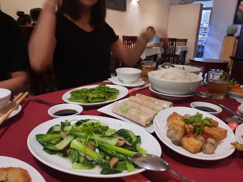 Mắc cảm cúm, nên ăn và tránh thực phẩm nào?- Ảnh 1. Khi mắc cảm cúm, hãy bổ sung vào chế độ ăn uống nhiều loại thực phẩm, trái cây và rau nhiều màu sắc, các loại đậu - Ảnh: THU HIẾN