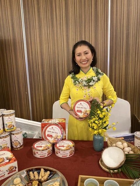 Bánh quy dừa đạt giải cao nhất Cuộc thi khởi nghiệp Đồng bằng sông Cửu Long- Ảnh 2. Sản phẩm bánh quy dừa của Huỳnh Thị Thy Thy trưng bày tại cuộc thi - Ảnh: NGỌC BÍCH