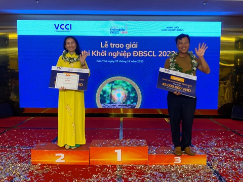 Bánh quy dừa đạt giải cao nhất Cuộc thi khởi nghiệp Đồng bằng sông Cửu Long- Ảnh 1. Huỳnh Thị Thy Thy (bên trái) đạt giải cao nhất Cuộc thi khởi nghiệp Đồng bằng sông Cửu Long 2023 diễn ra chiều 22-12 - Ảnh: NGỌC BÍCH