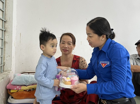 Thanh niên Cần Thơ chăm lo bệnh nhi ung thư, trẻ mồ côi- Ảnh 1. Chị Lư Thị Ngọc Anh - bí thư Thành Đoàn Cần Thơ - trao quà Giáng sinh cho bệnh nhi tại Bệnh viện Huyết học - Truyền máu Cần Thơ - Ảnh: LAN NGỌC