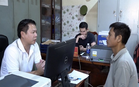 Giám đốc cầm đầu đường dây đưa pháo lậu từ Kon Tum về Đồng Nai- Ảnh 2. Thượng tá Phạm Trung Hiếu (bìa trái), thủ trưởng Cơ quan cảnh sát điều tra Công an huyện Nhơn Trạch, lấy lời khai đối với một nghi can trong vụ án - Ảnh: Công an cung cấp