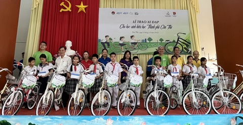 Thanh niên Cần Thơ chăm lo bệnh nhi ung thư, trẻ mồ côi- Ảnh 2. Sự hỗ trợ thiết thực này giúp các bé phần nào yên tâm đến trường - Ảnh: LAN NGỌC