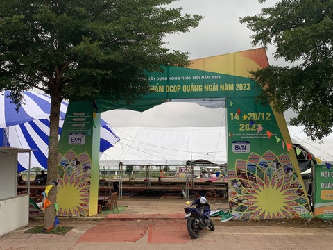 Doanh nghiệp chê hội chợ OCOP Quảng Ngãi: nguyên nhân do 'xã hội hóa'?- Ảnh 1. Hội chợ OCOP Quảng Ngãi tổ chức từ ngày 14 đến 20-12 - Ảnh: TRẦN MAI