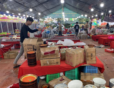 Doanh nghiệp chê hội chợ OCOP Quảng Ngãi: nguyên nhân do 'xã hội hóa'?- Ảnh 2. Hội chợ OCOP Quảng Ngãi vừa tổ chức - Ảnh: TRẦN MAI