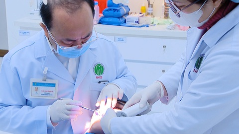 Bác sĩ Bệnh viện Răng hàm mặt trung ương thăm khám cho bệnh nhân - Ảnh: BVCC Bác sĩ Bệnh viện Răng hàm mặt trung ương thăm khám cho bệnh nhân - Ảnh: BVCC