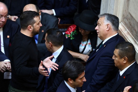 Thủ tướng Hungary tiết lộ những trao đổi với tổng thống Ukraine về viện trợ- Ảnh 2. Tổng thống Ukraine Zelensky (trái) và Thủ tướng Hungary Orban tại cuộc trao đổi ngắn ở Buenos Aires (Argentina) ngày 10-12, nhân sự kiện nhậm chức của tân Tổng thống Argentina Javier Milei - Ảnh: REUTERS