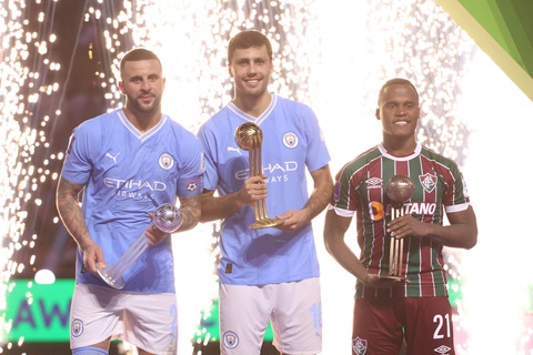 Man City thắng tưng bừng, nâng cúp vô địch FIFA Club World Cup- Ảnh 3. Rodri (giữa) giành danh hiệu Cầu thủ xuất sắc nhất giải - Ảnh: TRUNG NGHĨA