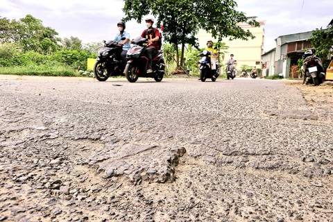 200 dự án chưa bàn giao hạ tầng ở TP Thủ Đức: Không quyết liệt, không thể tháo gỡ- Ảnh 6. Một số con đường trong khu dân cư Bắc Rạch Chiếc (phường Phước Long A, TP Thủ Đức) đã xuống cấp (ảnh chụp vào chiều 22-12) - Ảnh: T.T.D.