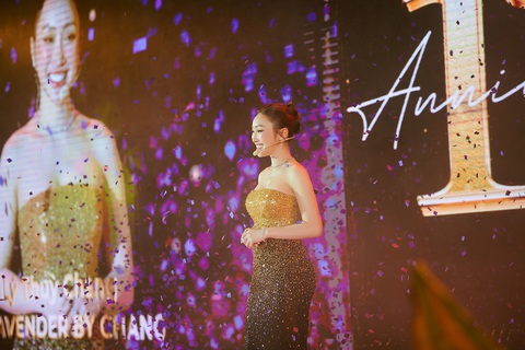 Chi Bảo tình tứ bên vợ trong dạ tiệc- Ảnh 5. Lý Thùy Chang diện đầm vàng đính đá nặng gần 10kg, khoe dáng đồng hồ cát