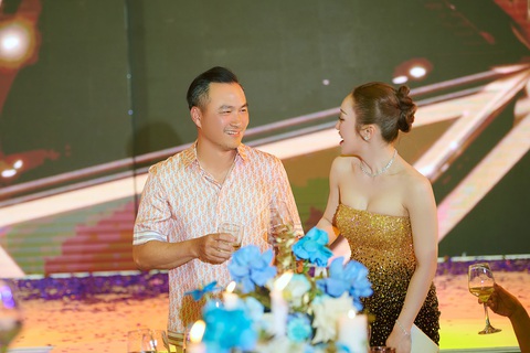 Chi Bảo tình tứ bên vợ trong dạ tiệc- Ảnh 2. Chi Bảo thường bị bắt gặp nhìn vợ bằng ánh mắt trìu mến