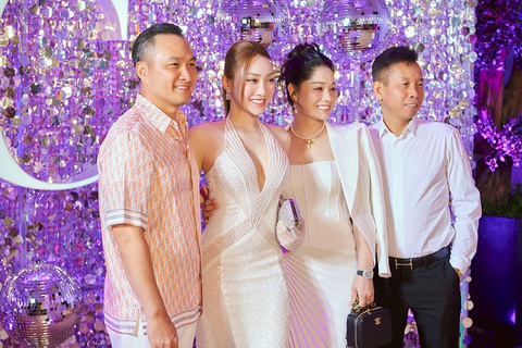 Chi Bảo tình tứ bên vợ trong dạ tiệc- Ảnh 4. Diễn viên - doanh nhân Chi Bảo thường xuất hiện khiêm tốn như một người hậu thuẫn cho vợ trong các sự kiện của vợ, để cô luôn có thể tỏa sáng