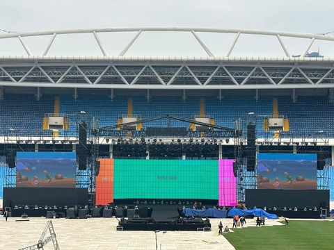 Chưa được hoàn tiền vé show K-pop Open Air #2, có fan kêu gọi tố cáo lên công an- Ảnh 1. Sân khấu đại nhạc hội đã dựng nhưng sự kiện hủy vào phút chót - Ảnh: BTC
