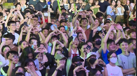 Nhạc sĩ Huy Tuấn hôn vợ, cổ vũ khán giả gen Z thể hiện tình yêu tại Hozo Super Fest- Ảnh 5. Khán giả trẻ hưởng ứng hoạt động Hozo love cam