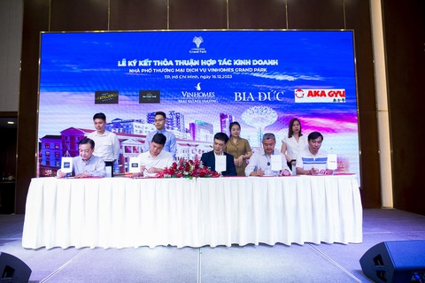 Hàng loạt thương hiệu 'đình đám' ký hợp tác kinh doanh tại Vinhomes Grand Park- Ảnh 1. Đại diện Vinhomes ký kết cùng đại diện hơn 20 thương hiệu nổi tiếng. Ảnh: Đ.H