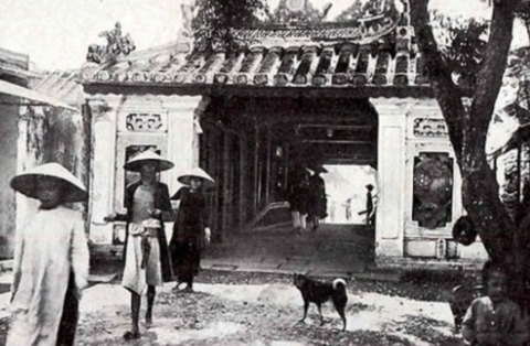 Nhóm Chùa Cầu thẳng đang thắng nhóm Chùa Cầu cong?- Ảnh 3. Hình ảnh tư liệu thể hiện lòng Chùa Cầu trong lịch sử tương đối bằng phẳng chứ không cong vút lên như hiện tại - Ảnh: B.D. chụp lại