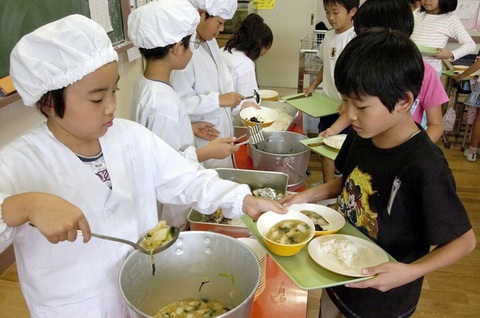 Diễn đàn 'Giám sát bữa ăn học đường': Từ coi trọng đến kiểm soát nghiêm ngặt- Ảnh 1. Học sinh ăn bữa trưa tại Nhật - Ảnh: AP