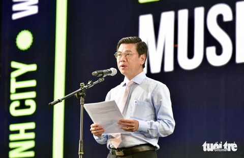 Đường Lê Lợi bùng nổ Liên hoan âm nhạc quốc tế TP.HCM Hò Dô 2023- Ảnh 2. Phó chủ tịch UBND TP.HCM Nguyễn Văn Dũng phát biểu khai mạc Liên hoan âm nhạc quốc tế TP.HCM lần 3 - Ảnh: T.T.D.