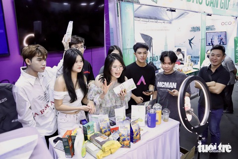 Người Việt mua hàng 'khủng khiếp' trên TikTok, ngày 2 triệu đơn- Ảnh 1. Các nhà sáng tạo nội dung livestream bán hàng tại chợ Bến Thành - Ảnh: PHƯƠNG QUYÊN