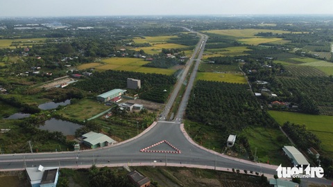 Long An thông xe tuyến đường vành đai 3.100 tỉ đồng- Ảnh 1. Đường vành đai TP Tân An nhìn từ trên cao - Ảnh: SƠN LÂM
