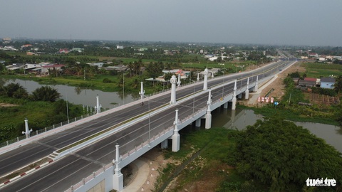 Long An thông xe tuyến đường vành đai 3.100 tỉ đồng- Ảnh 2. Cầu Bảo Định, một phần của dự án đường vành đai Tân An - Ảnh: SƠN LÂM