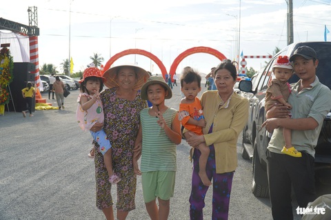 Long An thông xe tuyến đường vành đai 3.100 tỉ đồng- Ảnh 3. Người dân TP Tân An, tỉnh Long An phấn khởi vì có thêm con đường mới - Ảnh: MẬU TRƯỜNG