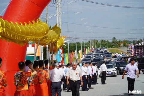 Long An thông xe tuyến đường vành đai 3.100 tỉ đồng- Ảnh 4. Đường vành đai TP Tân An chính thức thông xe ngày 23-12 - Ảnh: MẬU TRƯỜNG