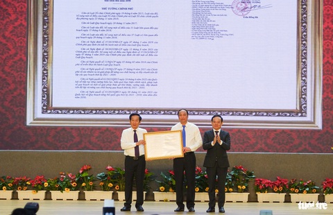 Phó thủ tướng Trần Lưu Quang: Kiên Giang mạnh lên, giàu lên từ kinh tế biển- Ảnh 2. Lãnh đạo Kiên Giang nhận quyết định quy hoạch tỉnh Kiên Giang thời kỳ 2021-2030, tầm nhìn đến năm 2050 - Ảnh: CHÍ CÔNG