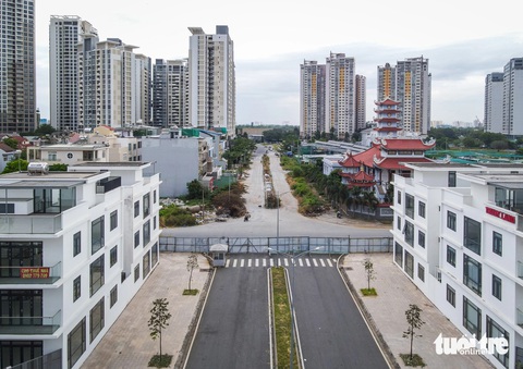 Những khu đô thị hoang vắng mà TP Thủ Đức nói 'đã trông thấy'- Ảnh 1. Một đoạn đường Vũ Tông Phan (ảnh chụp bên khu đô thị An Phú) bị rào chắn ngăn cách. Nếu thông suốt sẽ kết nối với đường Mai Chí Thọ, hướng đi về cầu Ba Son vào quận 1 - Ảnh: CHÂU TUẤN