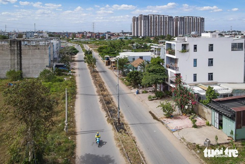 Những khu đô thị hoang vắng mà TP Thủ Đức nói 'đã trông thấy'- Ảnh 2. Khu dân cư Bắc Rạch Chiếc (phường Phước Long A, TP Thủ Đức) - một siêu khu đô thị có mặt tiếp giáp với nhiều đường lớn, nhưng hơn 20 năm qua vẫn hoang hóa, chỉ một số ít ngôi nhà đã được xây dựng - Ảnh: CHÂU TUẤN