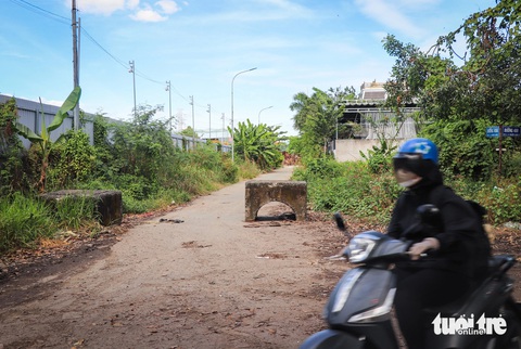 Những khu đô thị hoang vắng mà TP Thủ Đức nói 'đã trông thấy'- Ảnh 4. Một số khối bê tông lớn được chặn ở đầu đường, hẻm để xe lớn không thể chạy vào nhưng buổi tối lại vô tình biến thành cái bẫy đối với người đi xe máy (do điện đường không có) - Ảnh: ĐỨC PHÚ