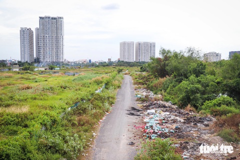 Những khu đô thị hoang vắng mà TP Thủ Đức nói 'đã trông thấy'- Ảnh 5. Còn khu tái định cư Thủ Thiêm (trong khu đô thị Nam Rạch Chiếc, thuộc TP Thủ Đức) chỉ có khoảng 30 hộ dân sinh sống. Đường song hành với cao tốc TP.HCM - Long Thành - Dầu Giây là lối dẫn vào khu này đã được khánh thành, khang trang. Nhưng đường sá trong khu tái định cư Thủ Thiêm chỉ được làm “nửa vời”, rác rến bủa vây - Ảnh: ĐỨC PHÚ