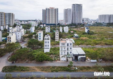 Những khu đô thị hoang vắng mà TP Thủ Đức nói 'đã trông thấy'- Ảnh 6. Hạ tầng, nhà cửa "mọc" lác đác trong khu đô thị Nam Rạch Chiếc. Theo người dân khu vực, buổi tối người dân ở đây hạn chế đi lại vì khu này vắng vẻ, đường sá bị đứt quãng tiềm ẩn nhiều nguy cơ mất an toàn giao thông - Ảnh: CHÂU TUẤN